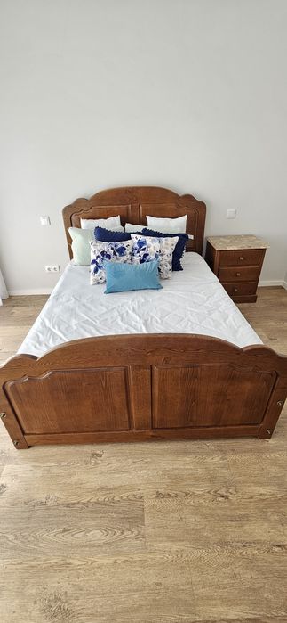 Cama de Casal em Madeira c/ 4 Gavetas + Mesa de Cabeceira