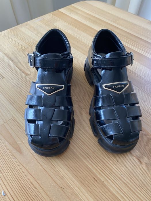 Босоніжки, сандалі на дівчину