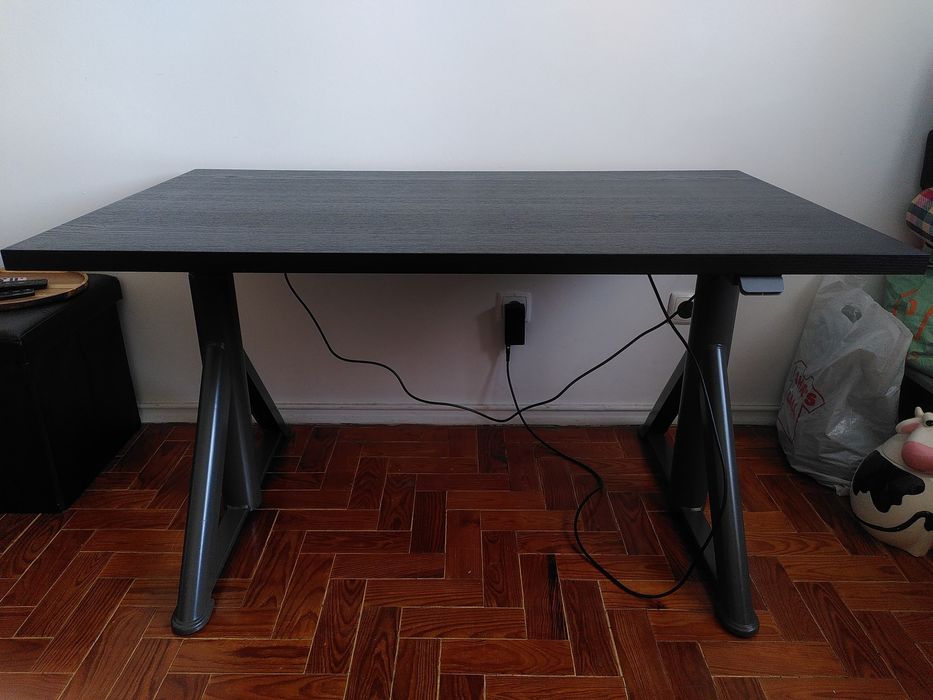 Secretária Elétrica IKEA – Altura Regulável | Cor Preta