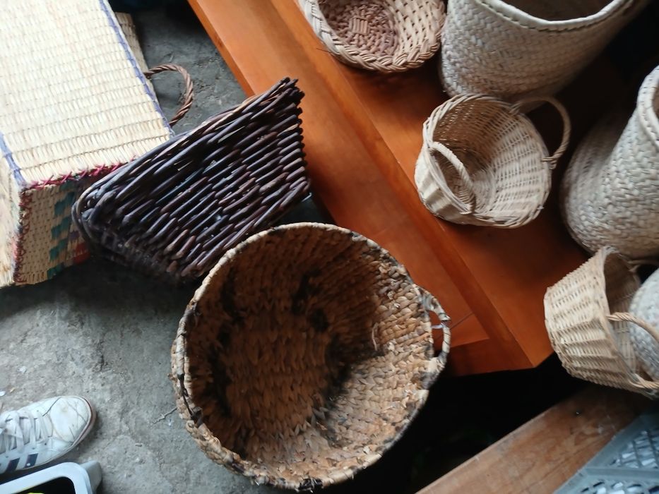 vendo cestos em palha