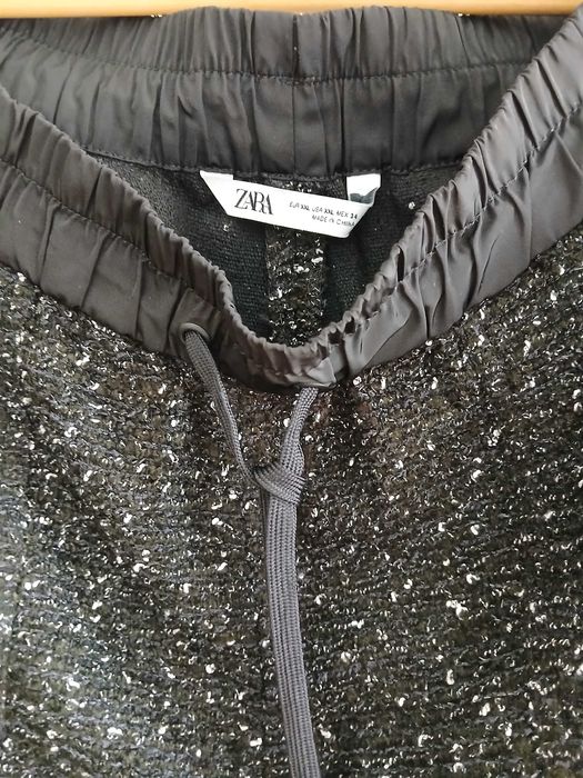 Calça jogger preta com brilhantes XL da Zara