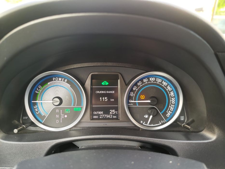 TOYOTA AURIS HYBRID 1,8 бенз+електро  2014