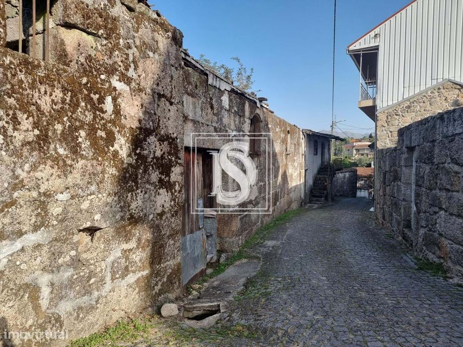 Moradia T5 para Restaurar, com terreno, em Ruivães, Vieira do Minho