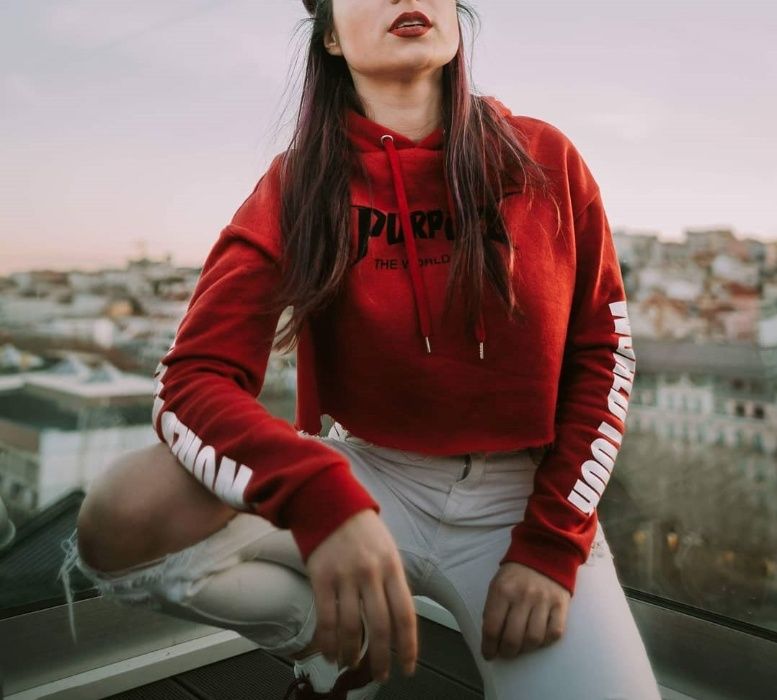 Sweatshirt Vermelha Curta com Capuz