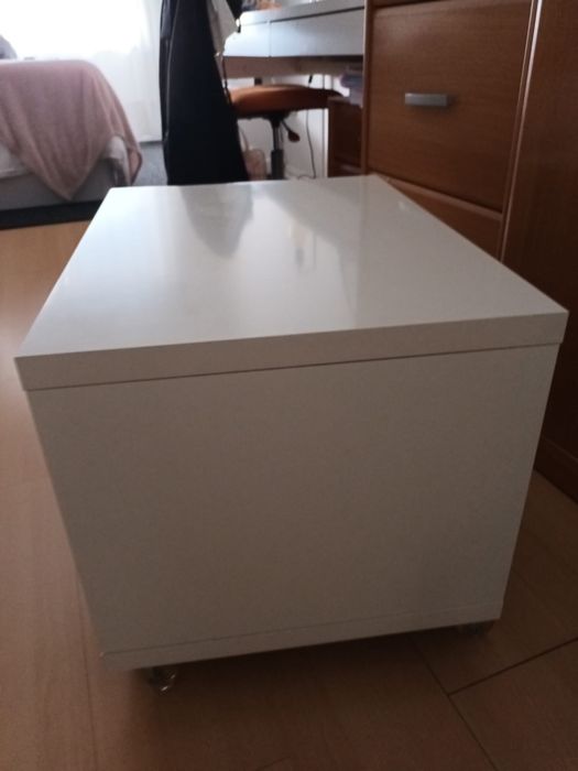 Mesa de apoio branca com arrumaçao