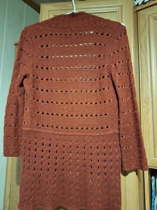 Brązowy sweter, narzutka.