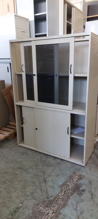 Armários metálico com portas  vidro e chapa