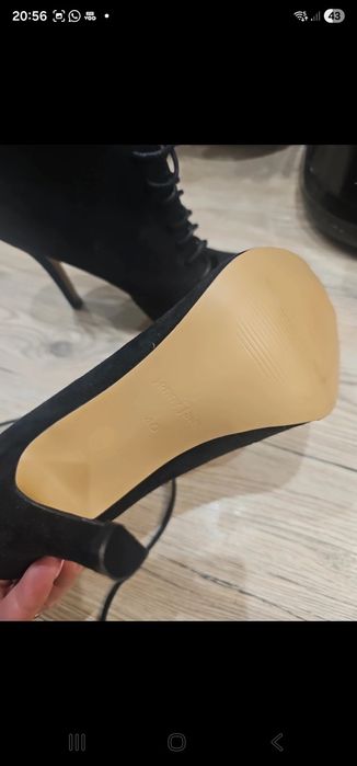 Wyjątkowe zamszowe botki 40