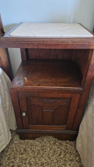 Mesa de cabeceira Tampo em Mármore