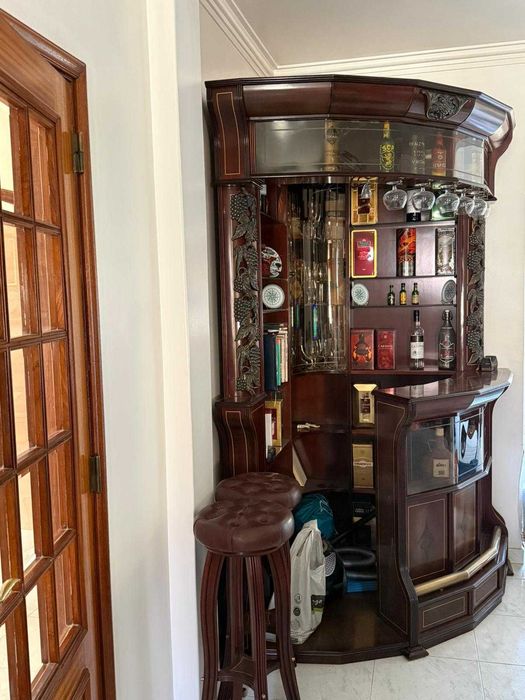Bar de sala em muito bom estado