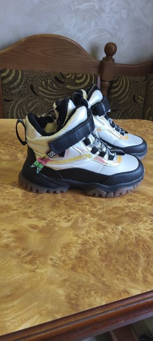 Кросівки зимові навів черевики стан нових
