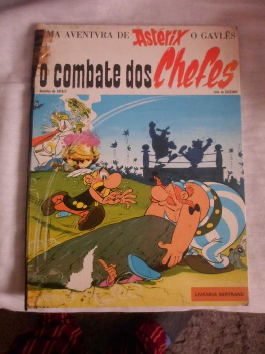 livro do astérix com o titulo o combate dos chefes com 48 páginas