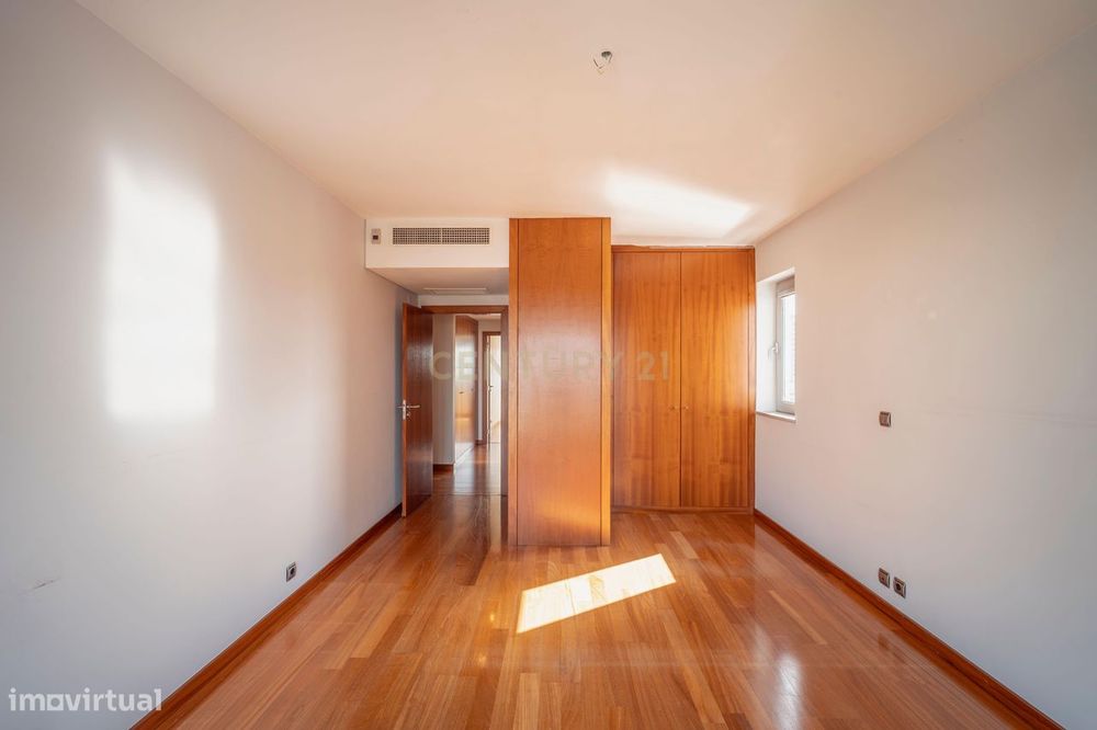 T5+1 Duplex em Linda-a-Velha com 291 m² úteis, 5 estacionamentos e vis