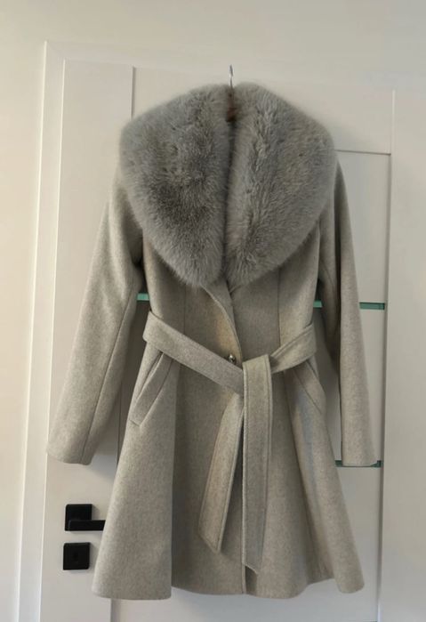 Nowy szary płaszcz Guess