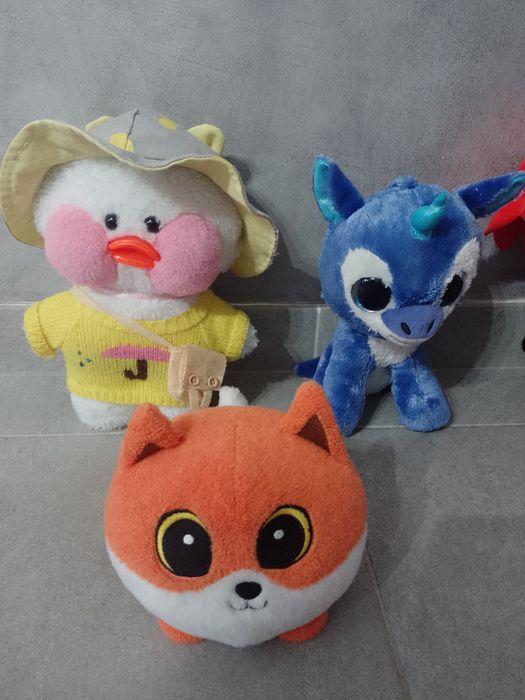 Zestaw różnych maskotek