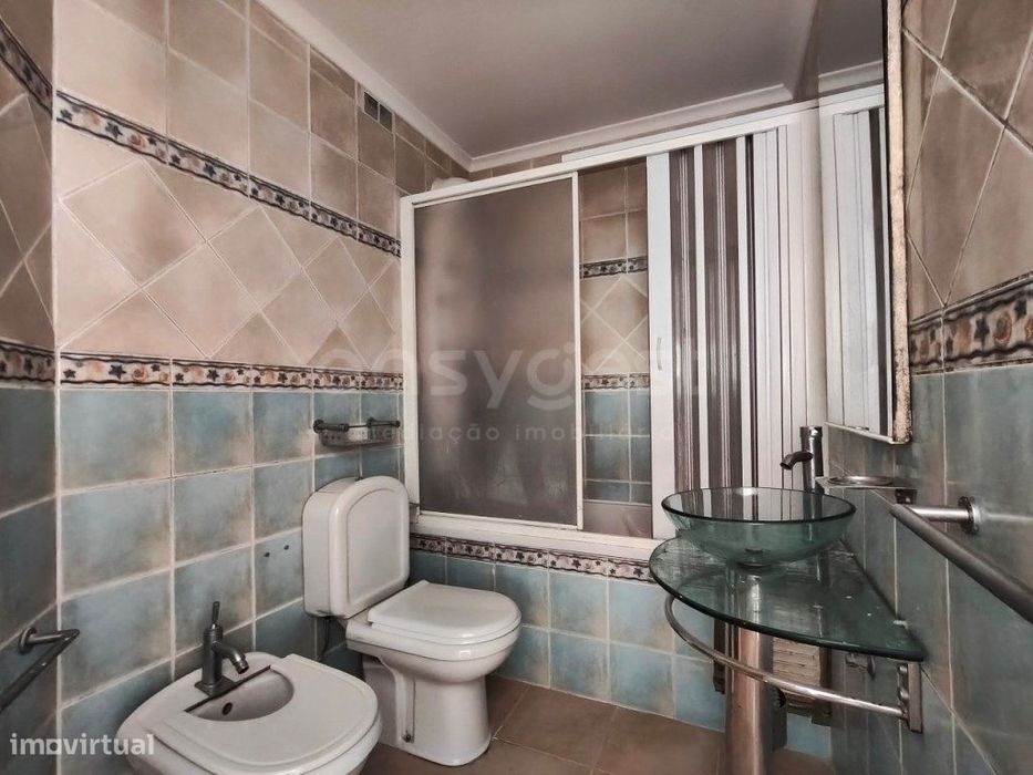 T2 com 95 m², cheio de luz natural e arrecadação na Tapada das Mercês