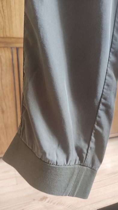 Spodnie khaki na gumie