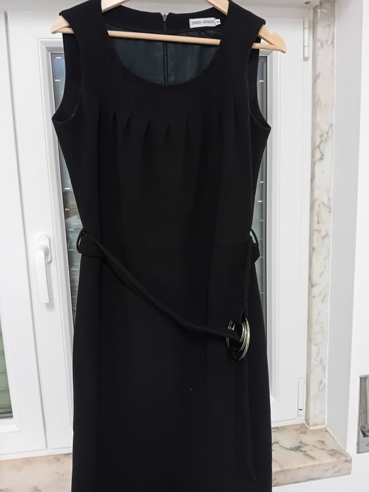 Vestido preto com argolas