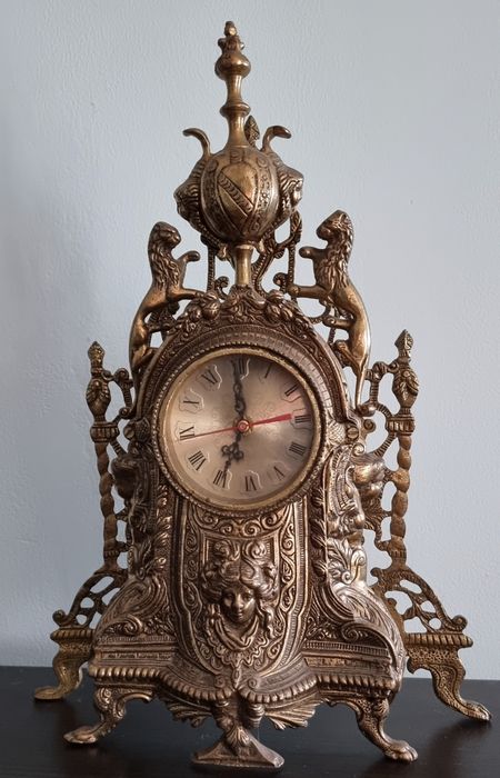Relógio de mesa em latão