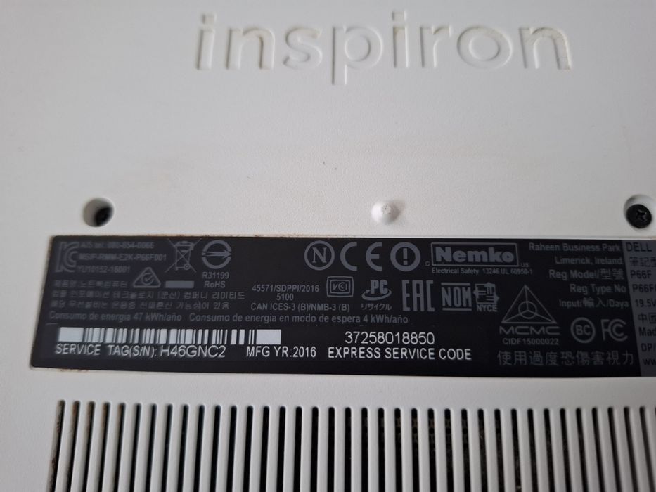 Biała obudowa laptopa DELL Inspiron z monitorem i klawiaturą zadbana