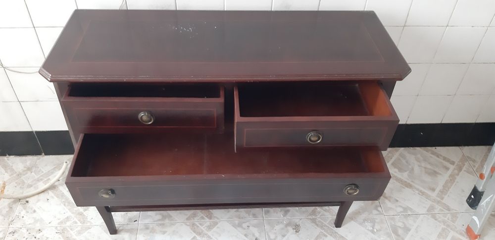 Móvel em mogno decorativo para qualquer tipo decoração