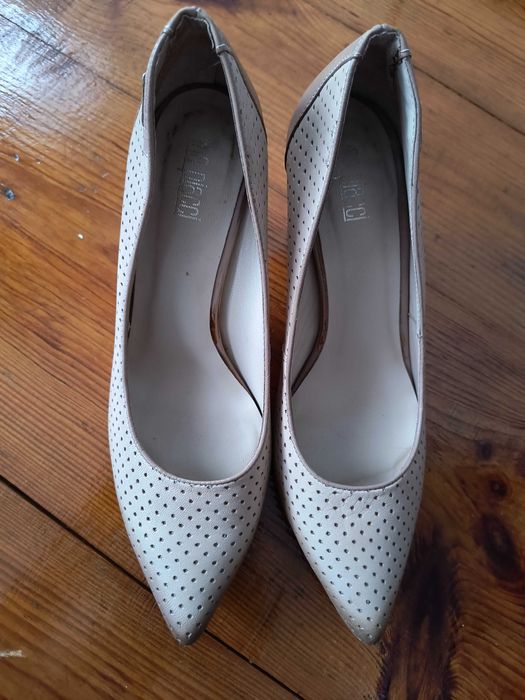Szpilki Eksbut r. 37 beżowe, eleganckie Giną Piacci