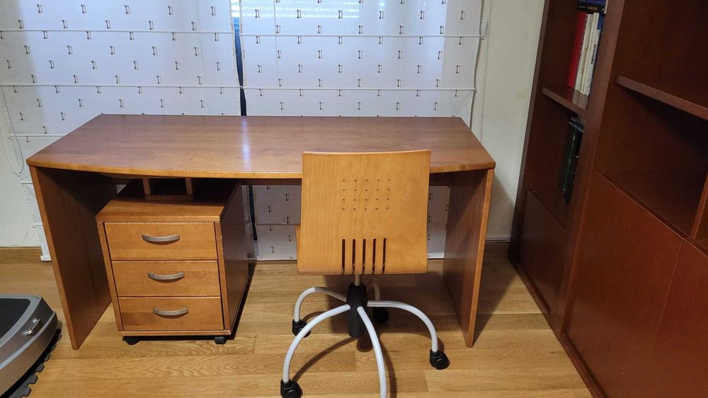 Secretária de madeira maciça em cerejeira + Cadeira