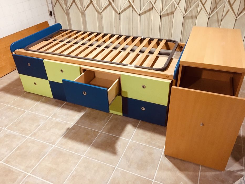 Cama com gavetas e móvel com arrumação