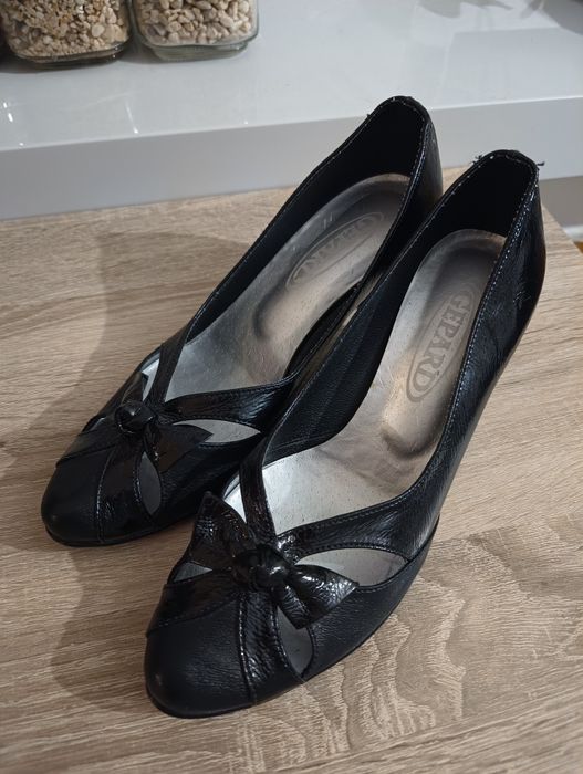 Czarne lakierowane czółenka r.36