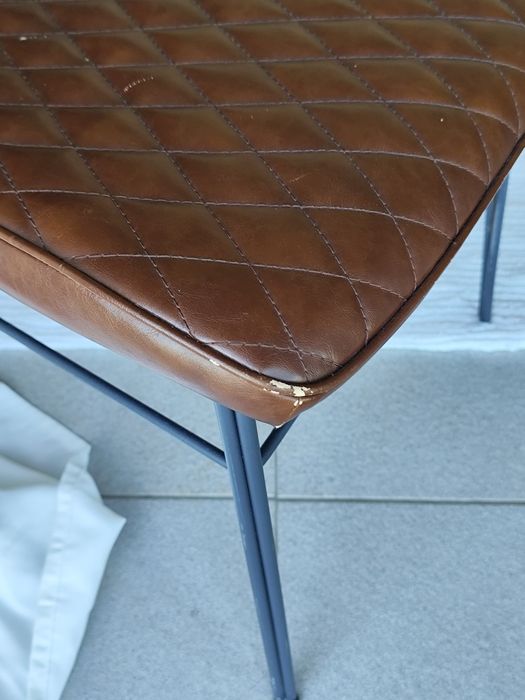 Cadeira em pele decorativa