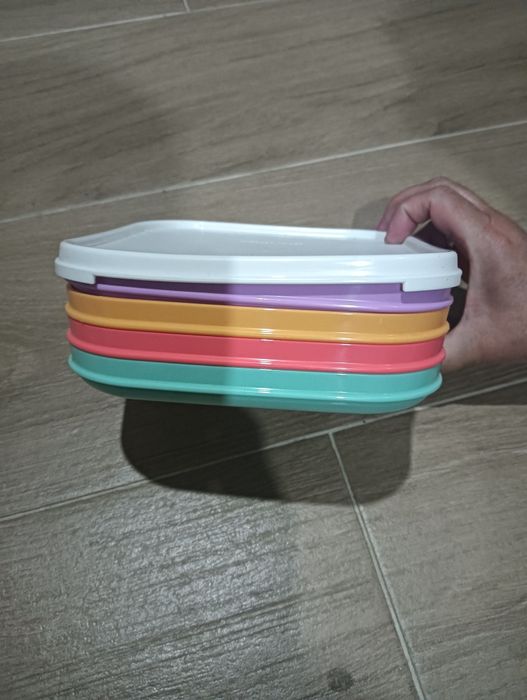 4 (quatro) pratos quadrados Tupperware e tampa