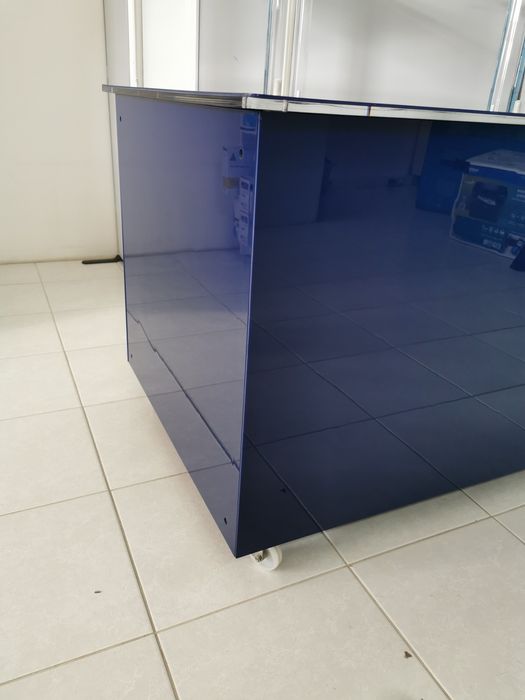 Estante em acrílico com rodas