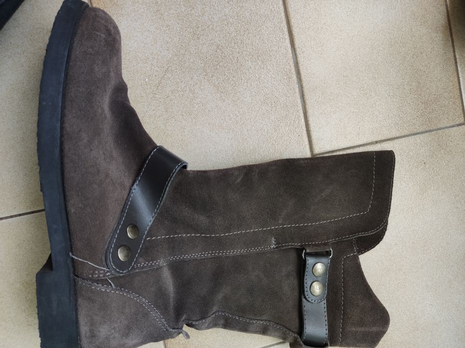 Botas cinza em pele croute