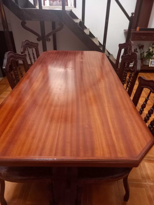 Mesa pé de galo com cadeiras e gamape