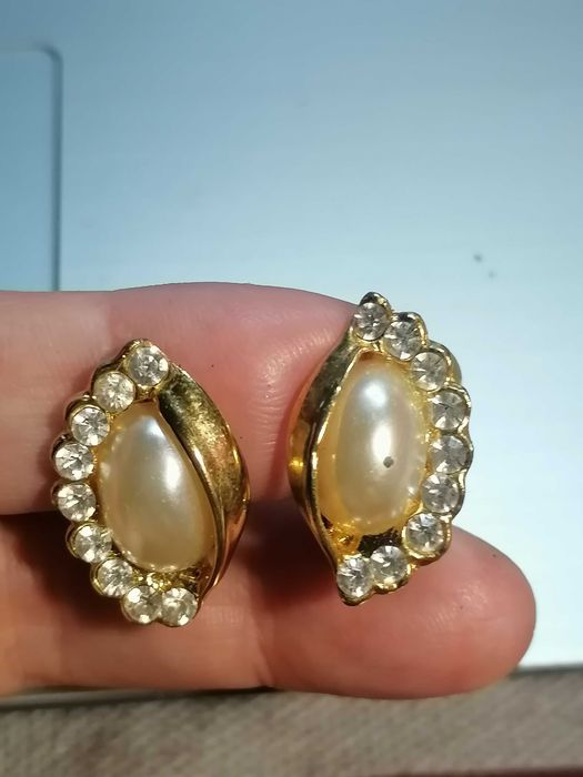Серьги клипсы с жемчужиной и стразами.