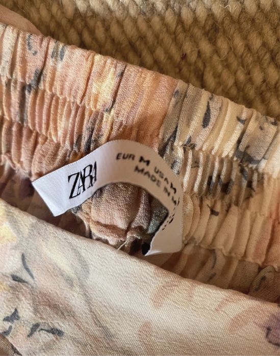 Calça boca de sino flores Zara