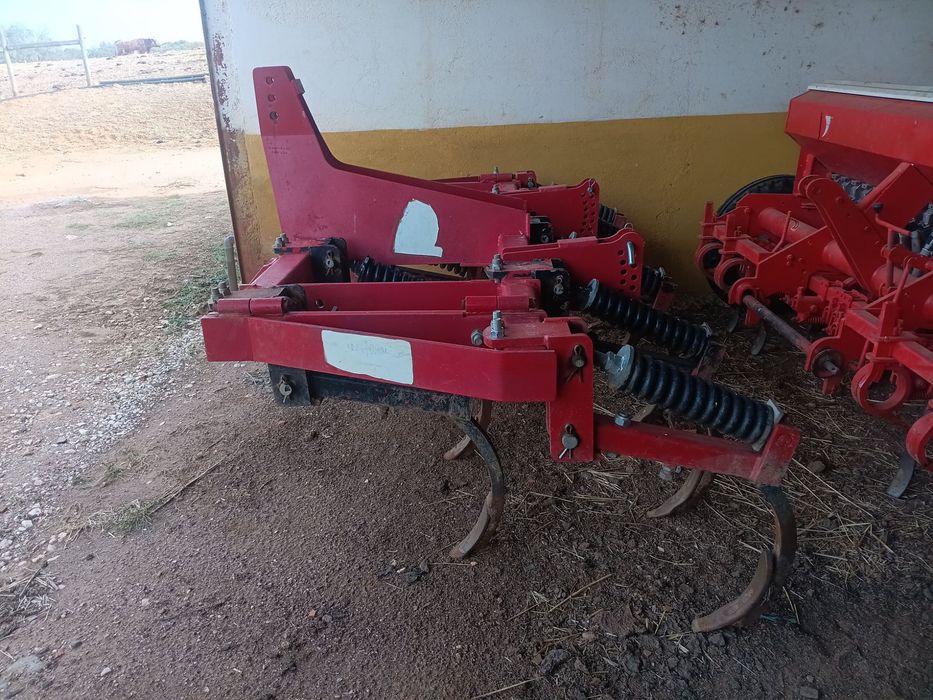 Chisel AGRATOR, com 9 bicos e rolo, em funcionamento.
