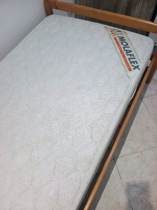 Cama de madeira com colchão