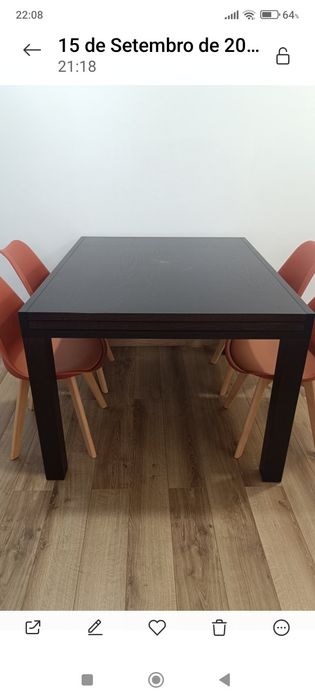 Mesa de jantar em madeira.