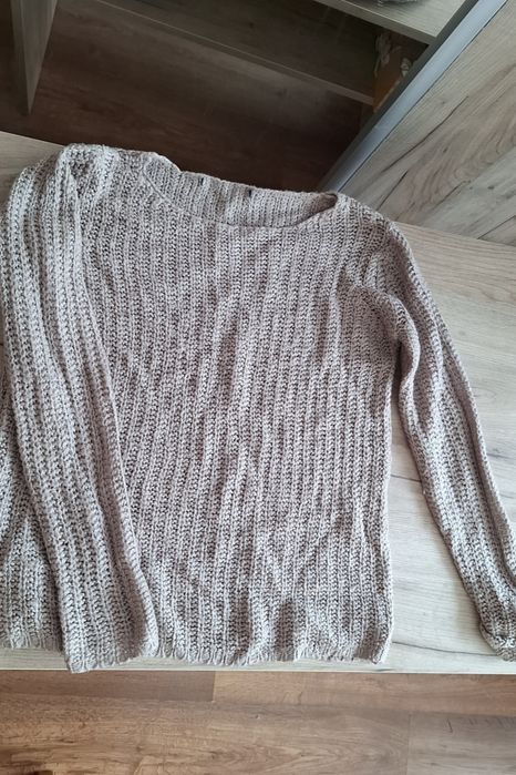 Beżowy sweter na zimę cienki