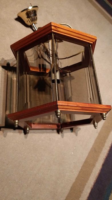 candeeiro em latão oxidado e madeira