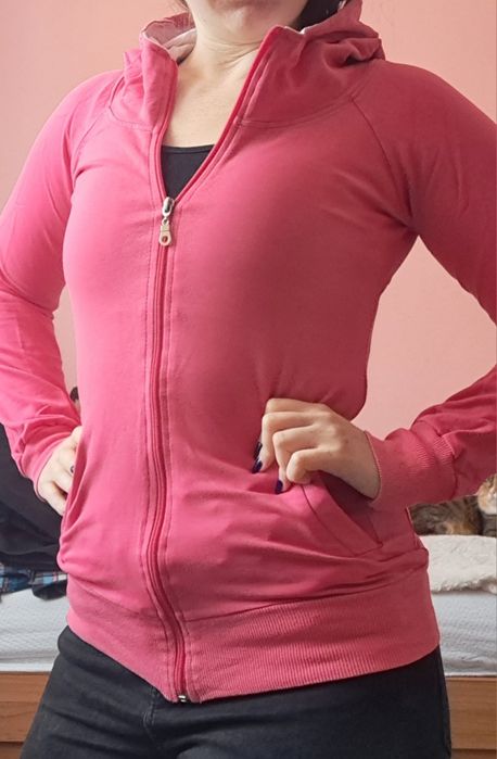 Różowa bluza z kapturem