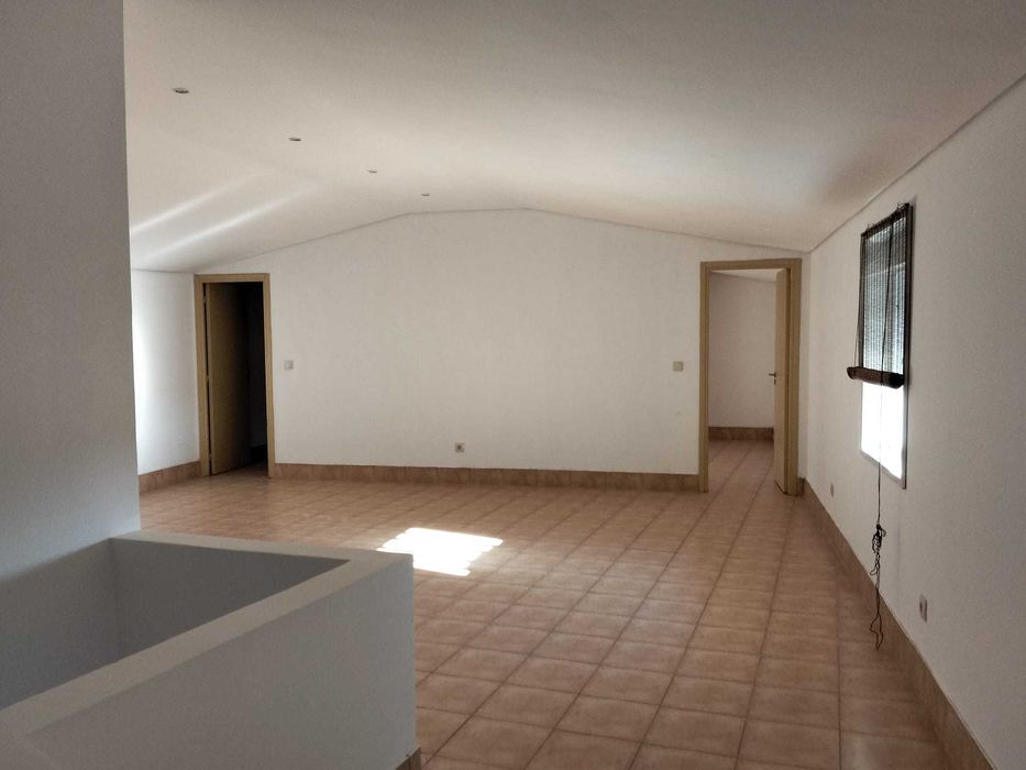 Moradia T4 - garagem e jardim