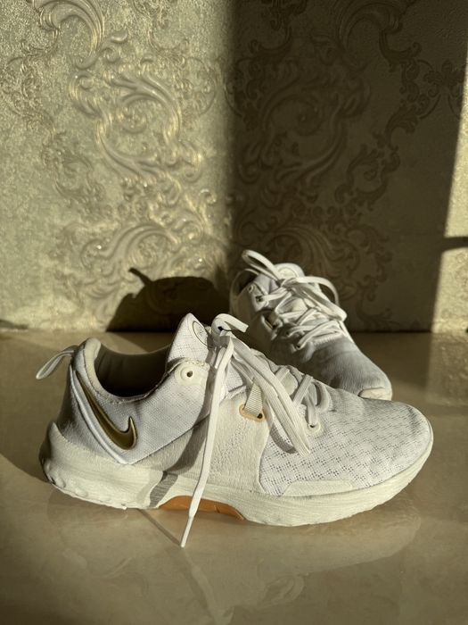 Срочно торг Кроссовки женские белые Nike Wmns City Trainer 3