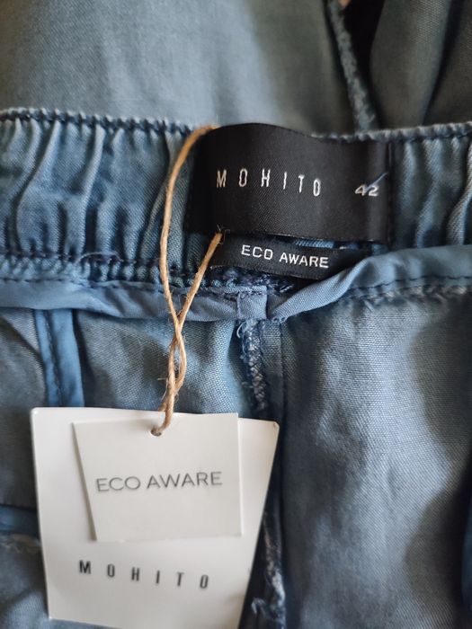 Spodnie typu joggery.