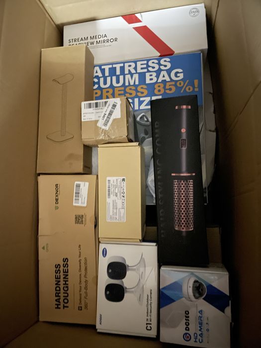 Коробка з технікою та товарами для дому