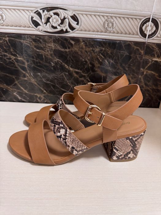 Босоніжки від бренду Graceland