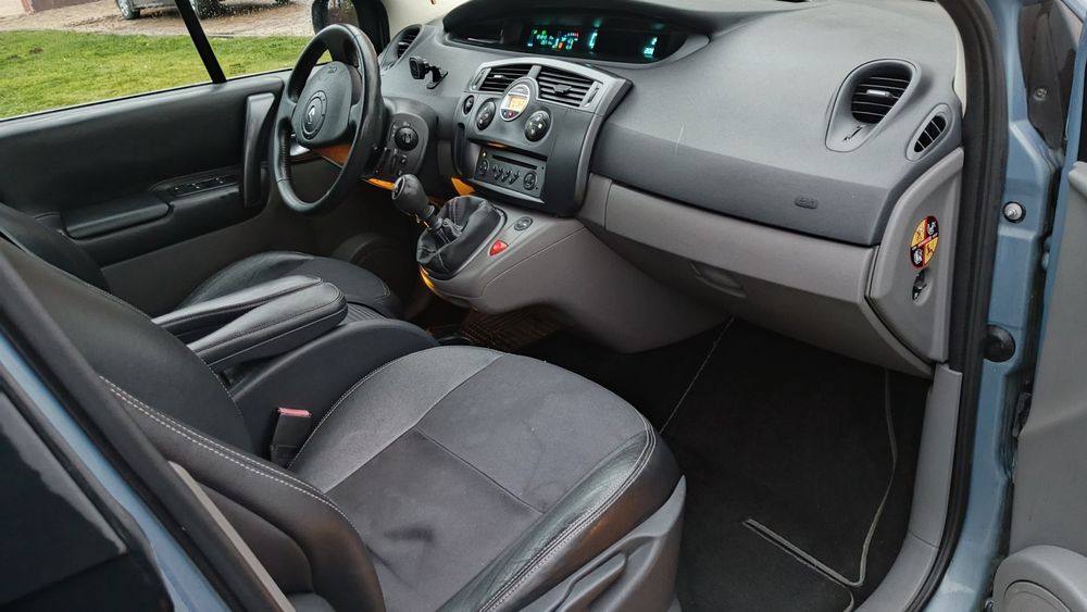 Продам сімейний автомобіль .