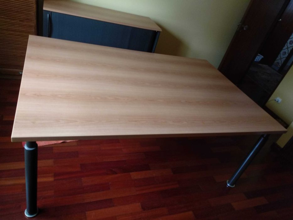 Mesa para escritório em madeira e ferro