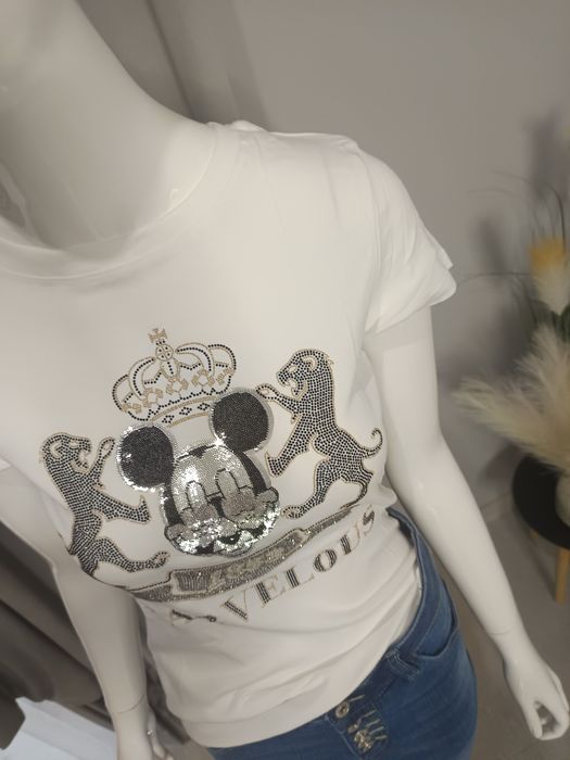 Biały t-shirt z krótkim rękawem aplikacja z błyszczących cekinów